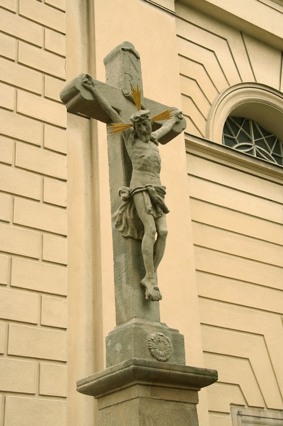 Kamenný kříž před kostelem