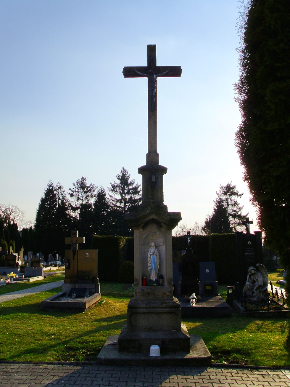 Kamenný kříž na hřbitově